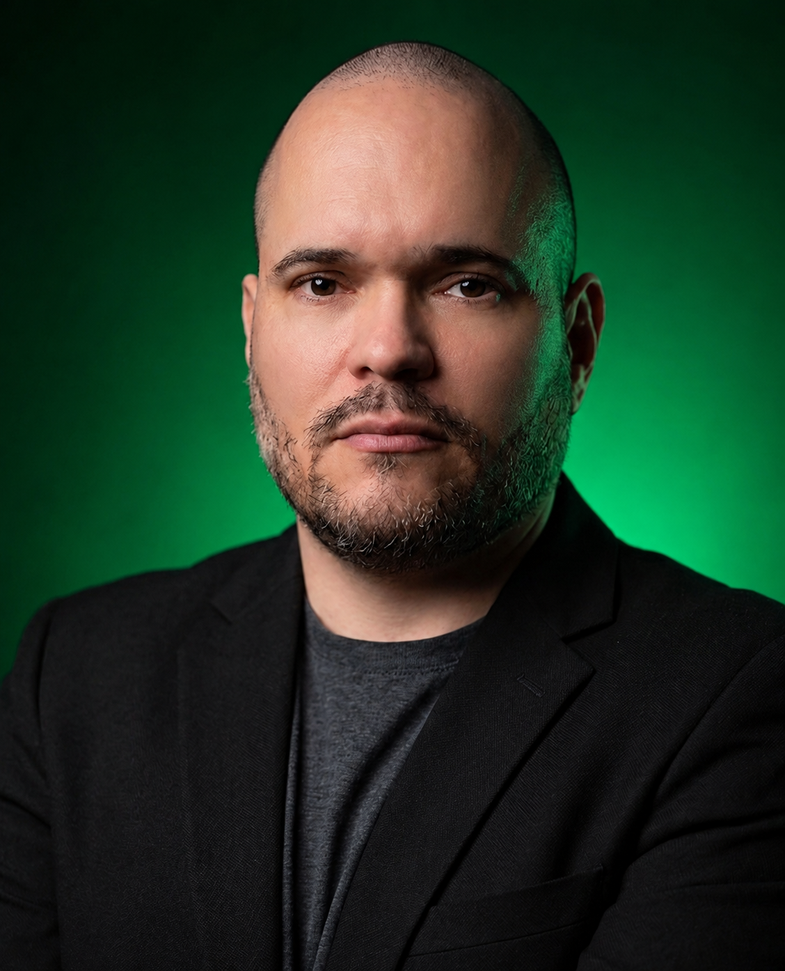 Danilo Ignácio em retrato profissional com iluminação verde